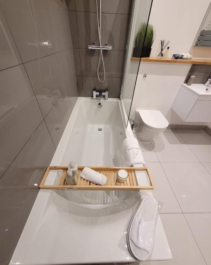 Luxury 1 Bed Apartment In The Centre Of Rochester Wainscot Экстерьер фото